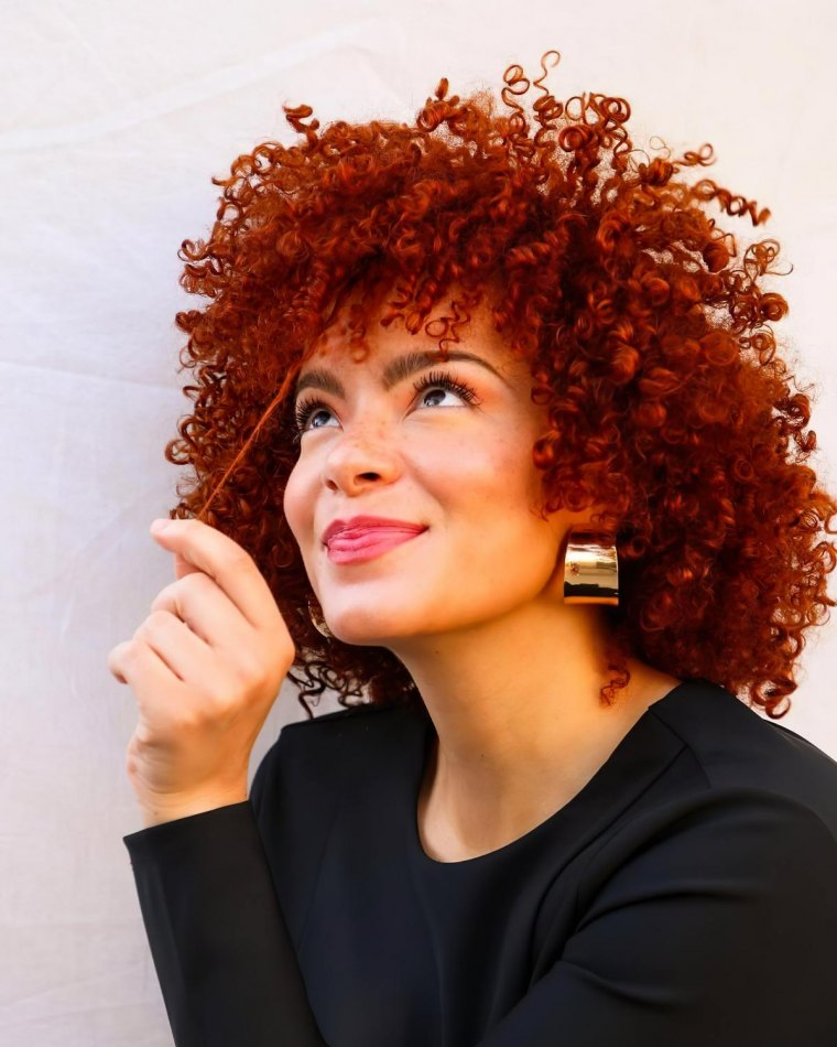 Afro Haare 2025: 17 Afro-Frisuren, die wir lieben + Styling-Tipps!