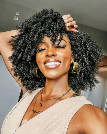 afro haare ideen damen schulterlange lockige haare 2025 bombblackhair