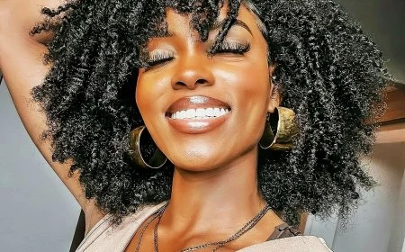 afro haare ideen damen schulterlange lockige haare 2025 bombblackhair