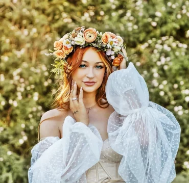 blumenkranz im haar hochzeitsfrisur mit grossem kopfschmuck mit blumen