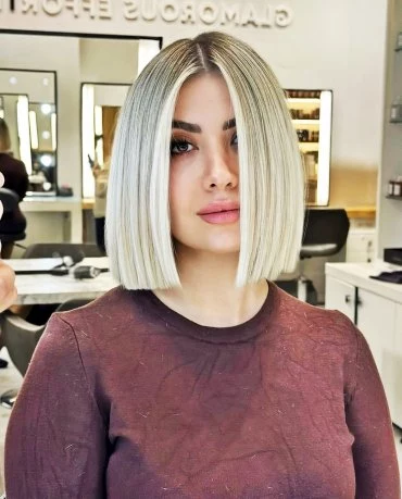 cut blunt blonder balayage bob glatte haate mit mittelscheitel 2025 muratcmenli