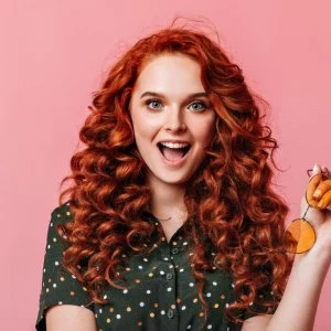 das gesuendeste haar expertentipps frau mit rotem lockigem haar