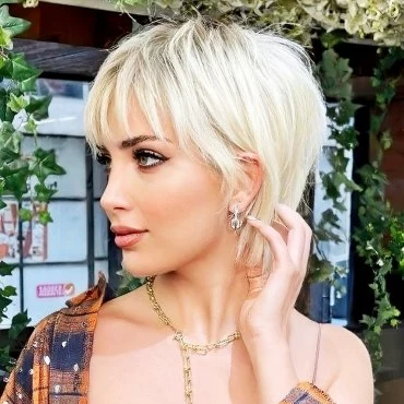 freche kurze haare frauen langer blonder pixie bob mit fransigem pony short hair beauty 00