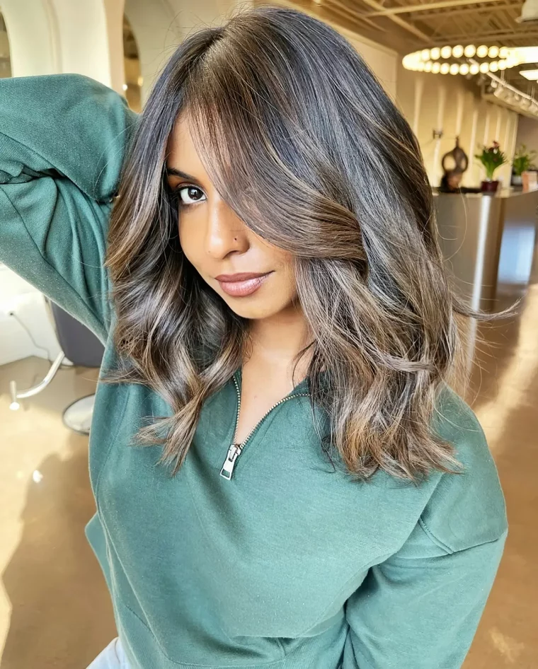 frisuren fuer schulterlanges haar gestufte wellige haare mit curtain bangs moderner damenschnitt 2025 jessicalbranco
