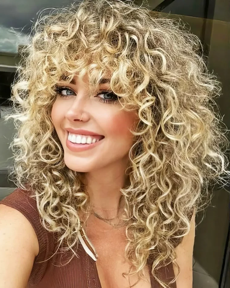 frisuren mit halblangen haaren lickige blonde gestufte frisur mit pony 2025