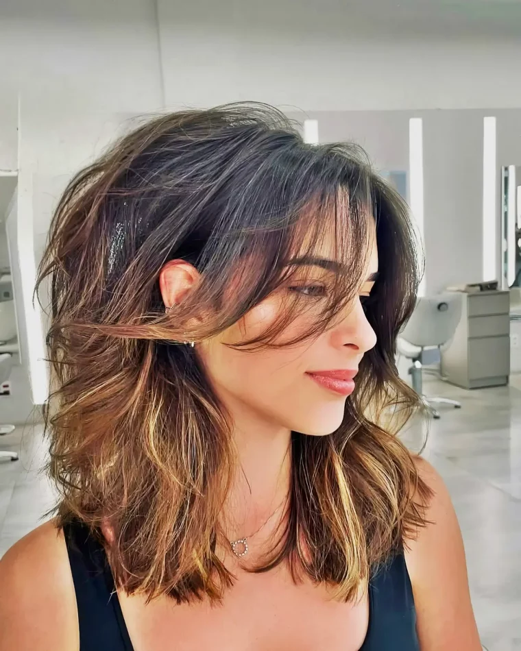 frisuren mit halblangen haaren stufenfrisur mit langem pony frisurenideen 2025