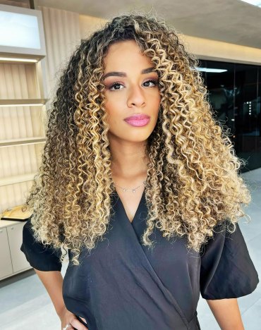 haare afro lange dicke locken lockhaarfrisuren 2025 balayage braun blond leonelclaret