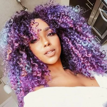 haare bunt afro frisur mit lila und bauen strahnen haarfarben ideen 2025 jadegodbolt