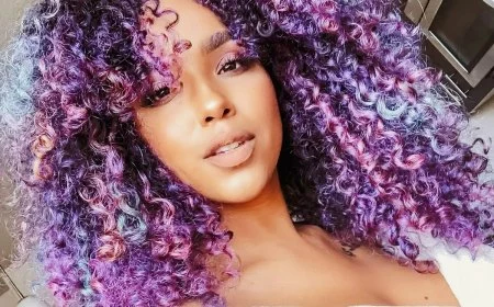 haare bunt afro frisur mit lila und bauen strahnen haarfarben ideen 2025 jadegodbolt