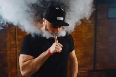 man der eine vape raucht