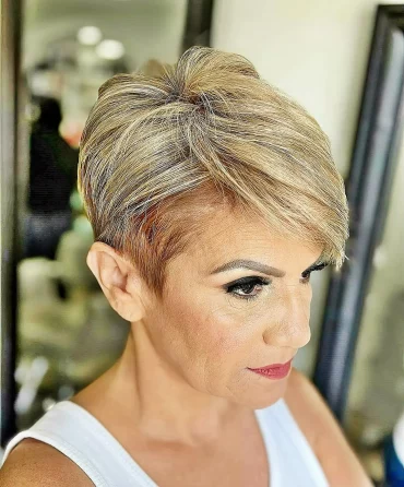 pixie cut fuer aeltere frauen blonde haare stufig fransig kurzhaarfrisuren 2025 dagnerisvaldezsalon