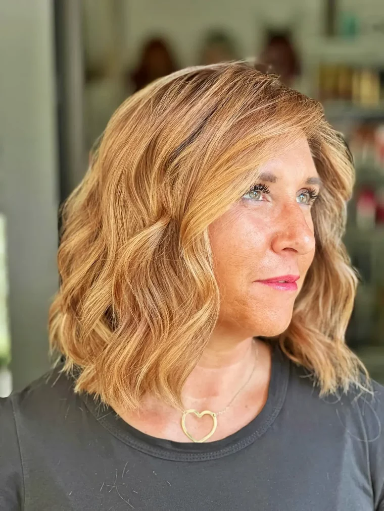 schulterlange frisuren wellige karamellfarbene haare ab 50 frisurenideen 2025 estro di cristina