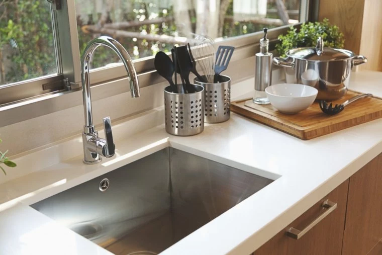 kitchen,sink,and,faucet
