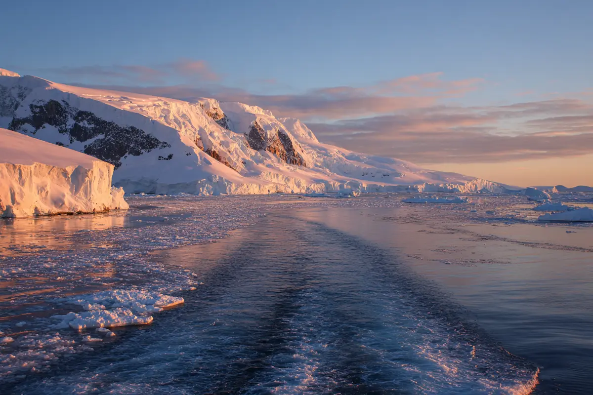 forscher entdecken 332 verborgene canyons unter der antarktis 3