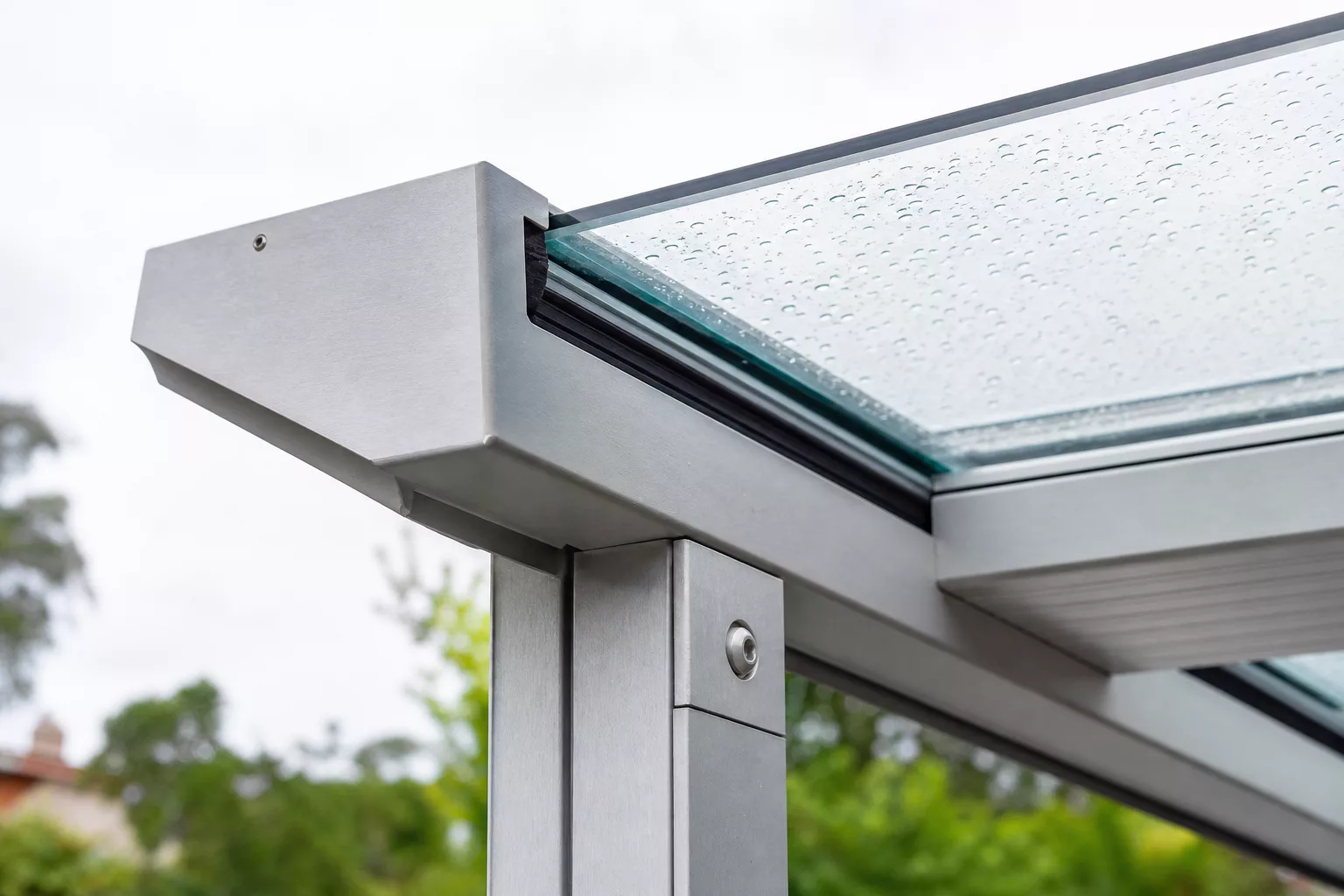 Nahaufnahme von Aluminium-Profil und Glasdach einer Terrassenüberdachung