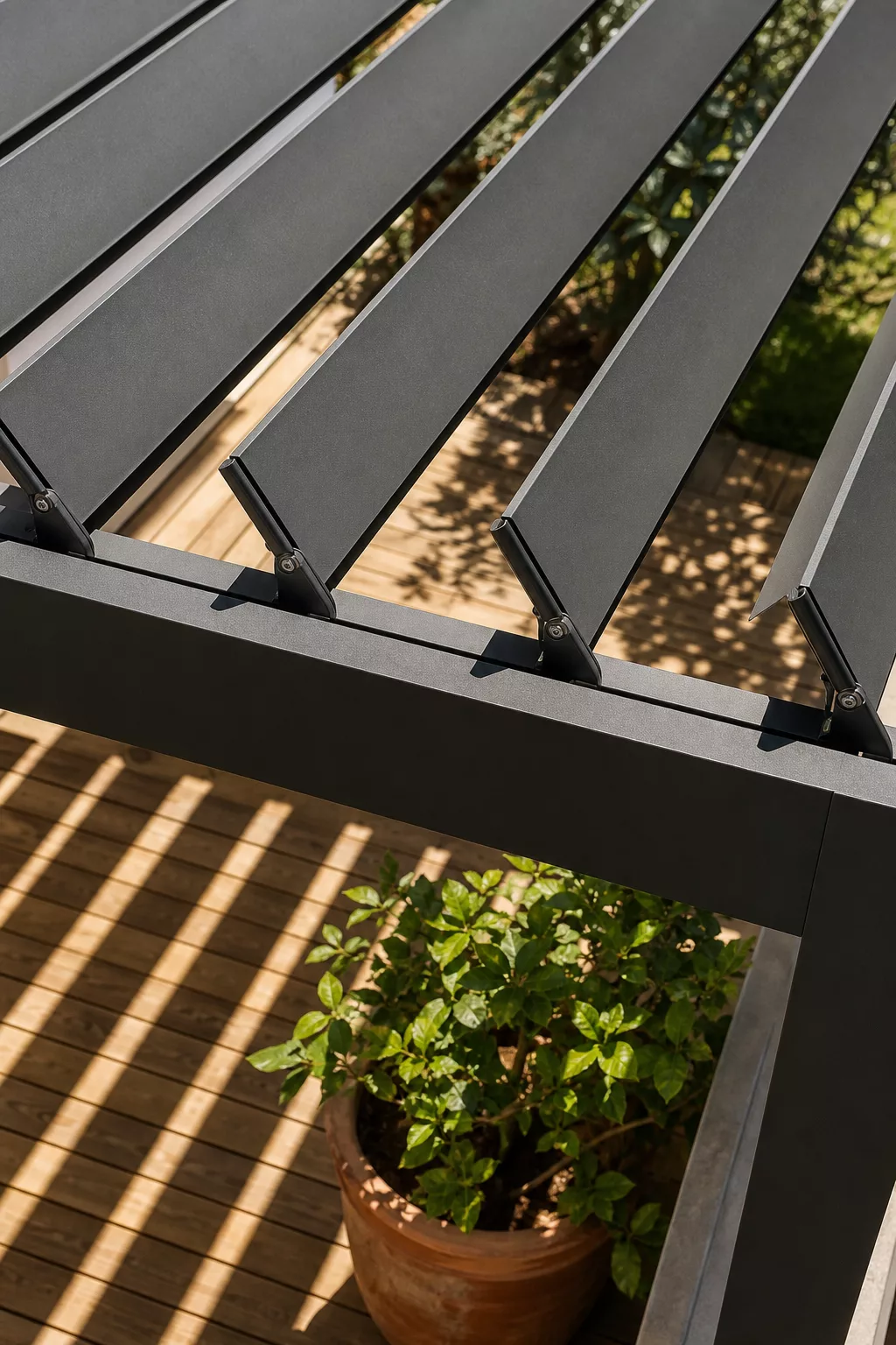 Nahaufnahme eines verstellbaren Aluminium-Lamellendachs im Halbschatten