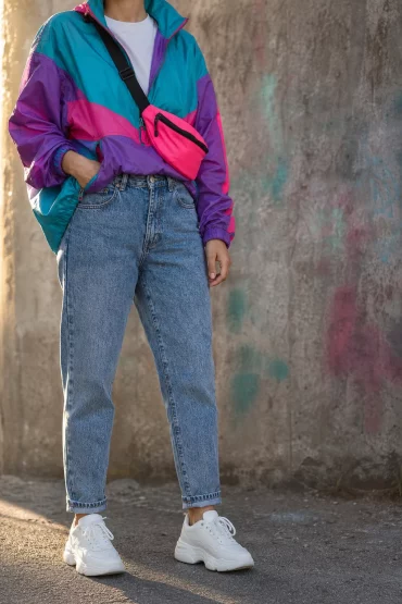 Neon-Windjacke und Bauchtasche im 90er Streetstyle
