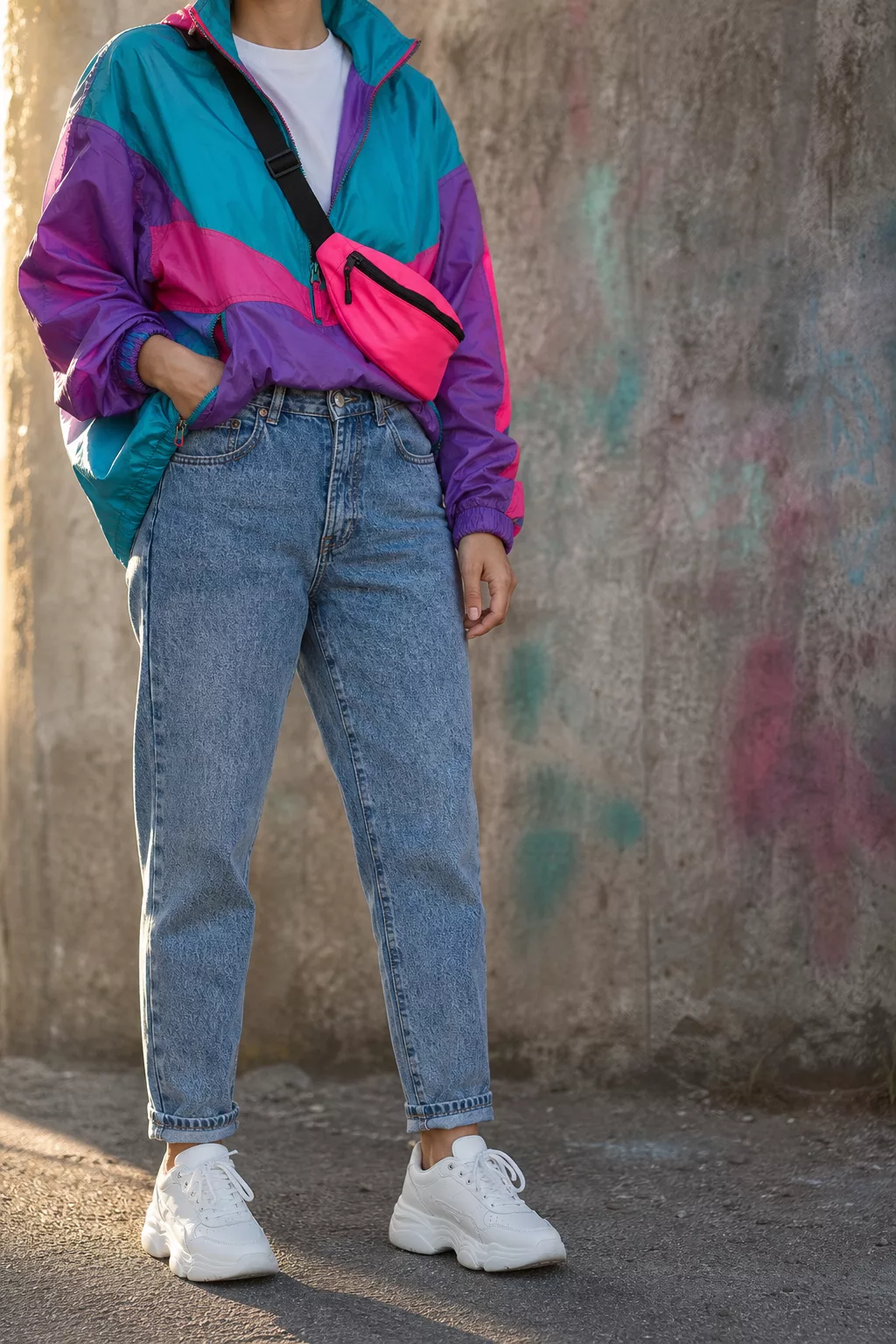 Neon-Windjacke und Bauchtasche im 90er Streetstyle