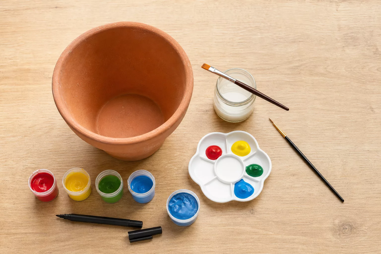 Acrylfarbe, Fingerfarbe, Pinsel, Marker und Klarlack für den Tontopf