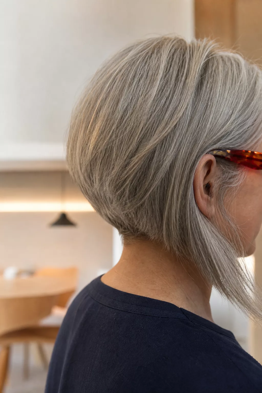 Asymmetrischer Bob mit auffälliger, bunter Brille