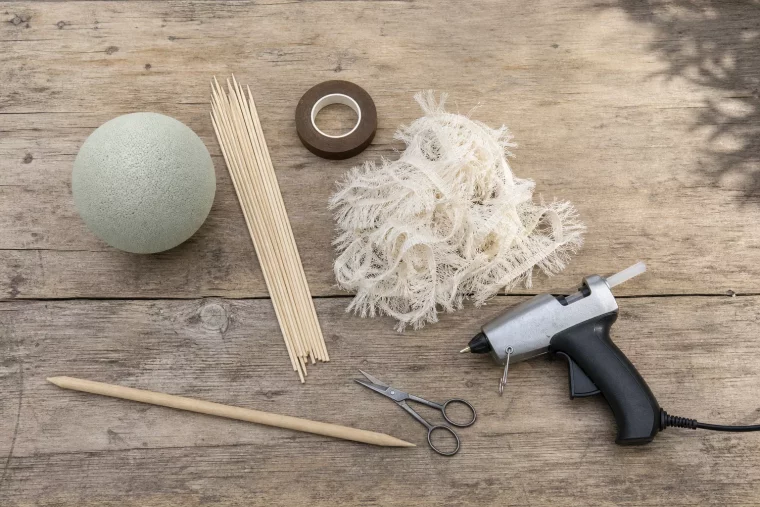 Bastelmaterial für eine XXL Pusteblume von oben fotografiert