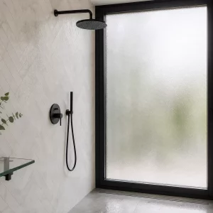 Begehbare Dusche vor Fenster mit Milchglas und schwarzem Rahmen