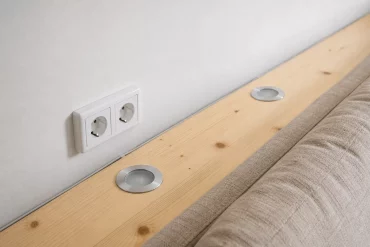 Planung von Steckdosen und Einbauleuchten in der Ablage hinter dem Sofa