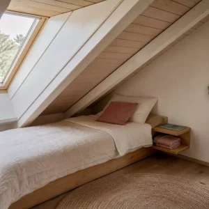 Gemütliches Bett unter der Dachschräge im Kinderzimmer