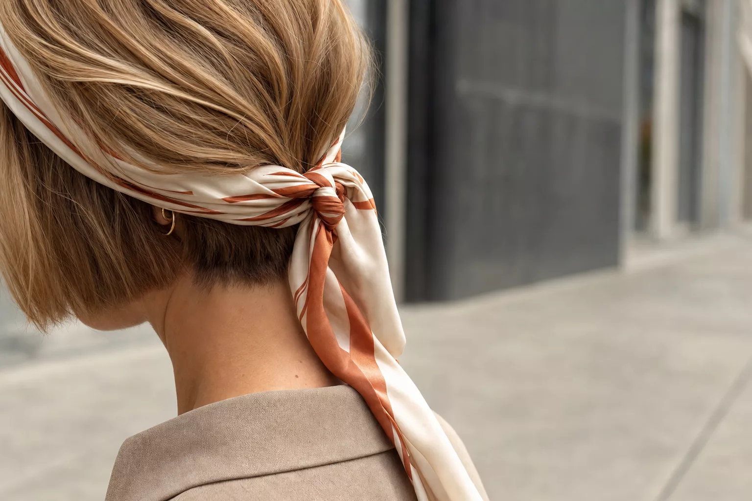 Bob mit Seidentuch als stylisches Accessoire-Upgrade.
