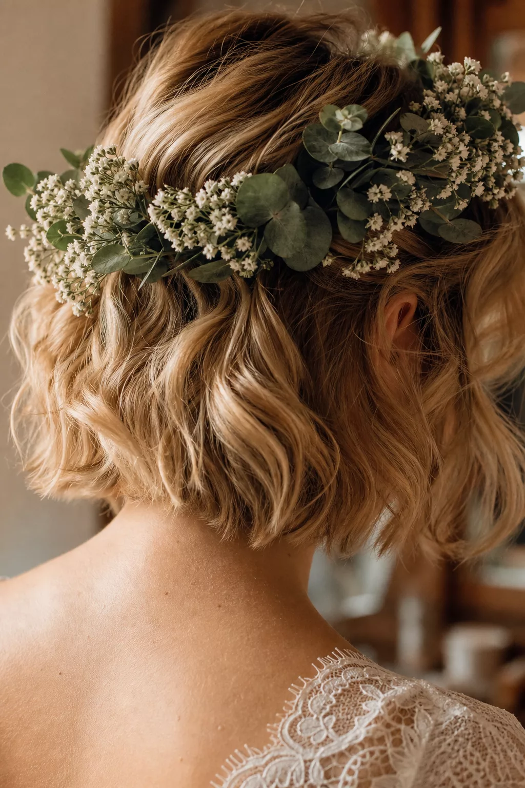 Wellig gestylter Bob mit romantischem Blumenkranz im Profil