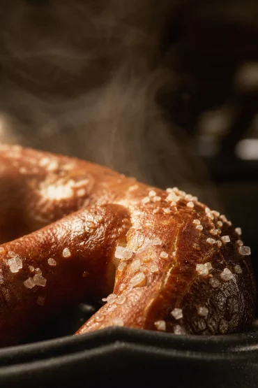 Nahaufnahme einer knusprigen Brezel mit grobem Salz
