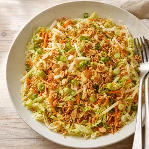 Friss-dich-dumm Salat mit Chinakohl und knusprigen Ramen-Nudeln in Schüssel