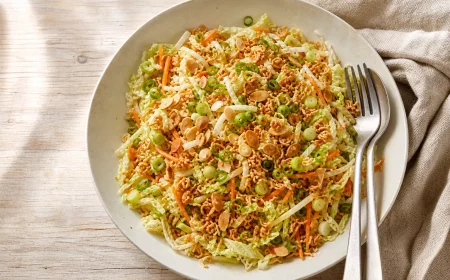 Friss-dich-dumm Salat mit Chinakohl und knusprigen Ramen-Nudeln in Schüssel