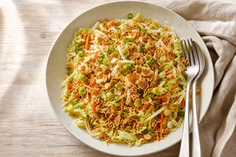 Friss-dich-dumm Salat mit Chinakohl und knusprigen Ramen-Nudeln in Schüssel