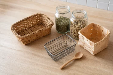 Deko-Körbe und Vorratsgläser als Stauraum-Ideen für die Küche