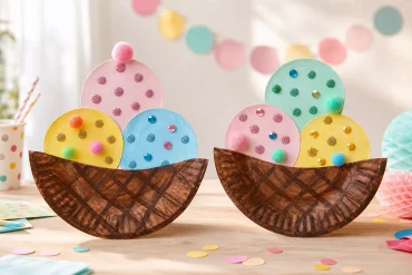 Zwei Eis-Waffeln aus Pappteller mit bunten Kugeln und Bommel-Kirsche