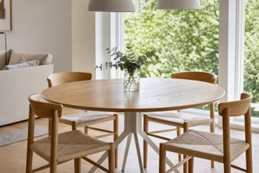 Runder Esstisch als Essplatz im Wohnzimmer integriert