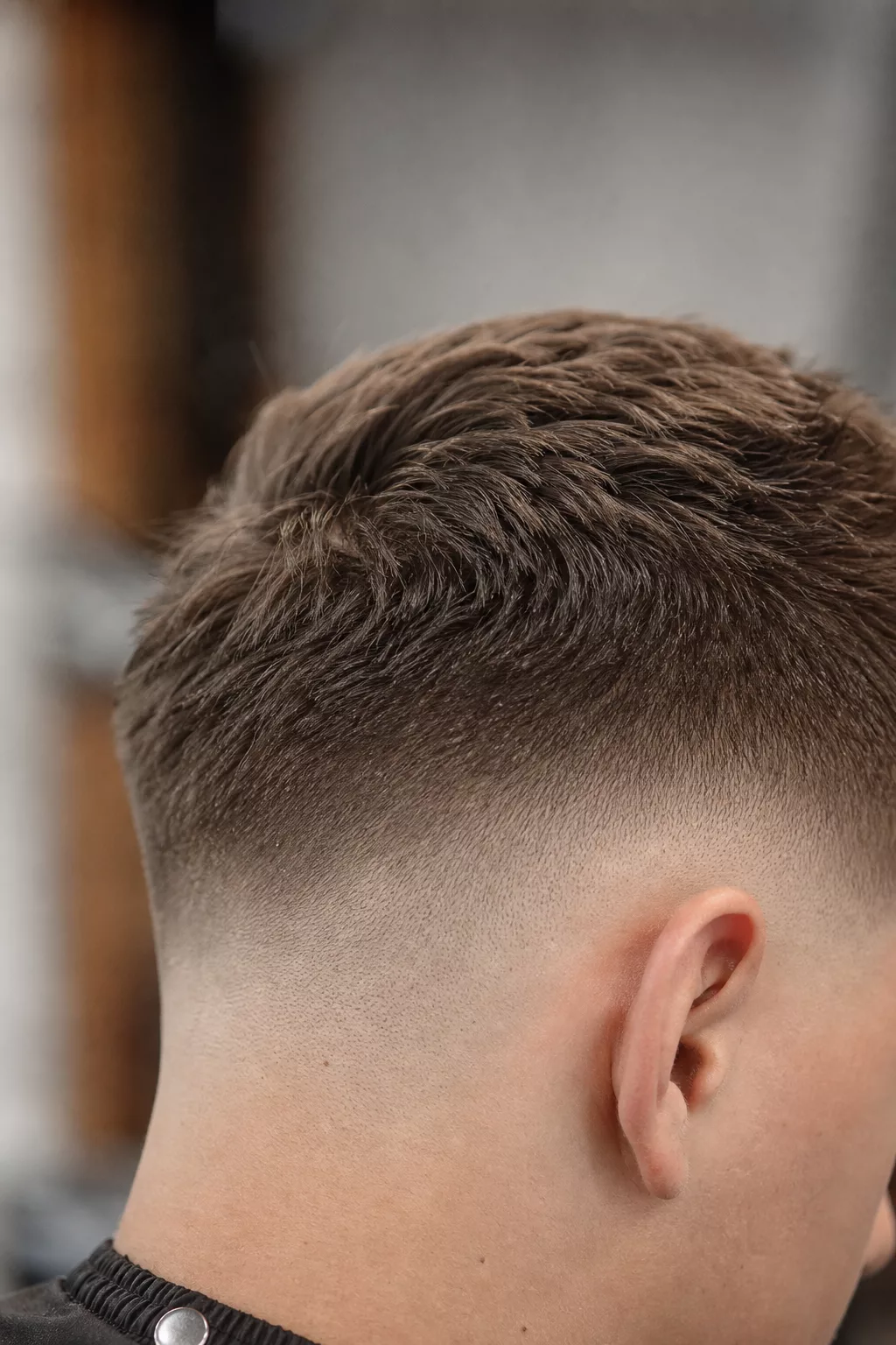 Nahaufnahme von texturiertem Fade-Haarschnitt am Hinterkopf