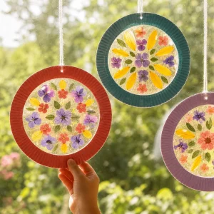 Fensterbilder basteln mit gepressten Sommerblumen im Fenster