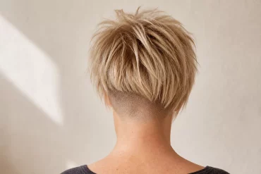 Fransiger blonder Pixie Cut mit Undercut am Nacken