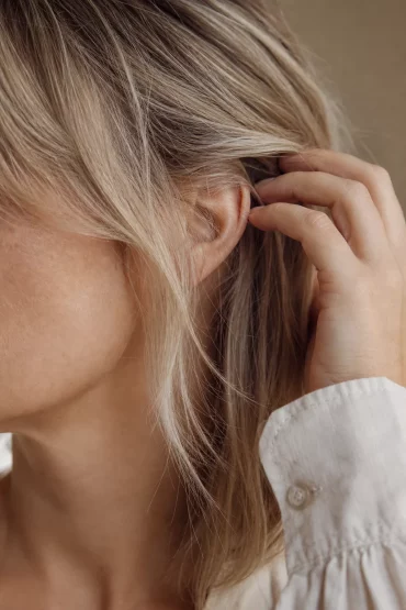 Fransiger Pony rahmt das Gesicht bei mittellangem Haarschnitt