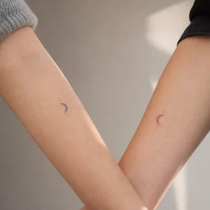 Freundschaftstattoo mit zwei kleinen Halbmonden an Unterarmen