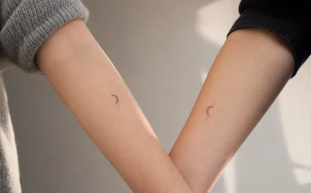 Freundschaftstattoo mit zwei kleinen Halbmonden an Unterarmen