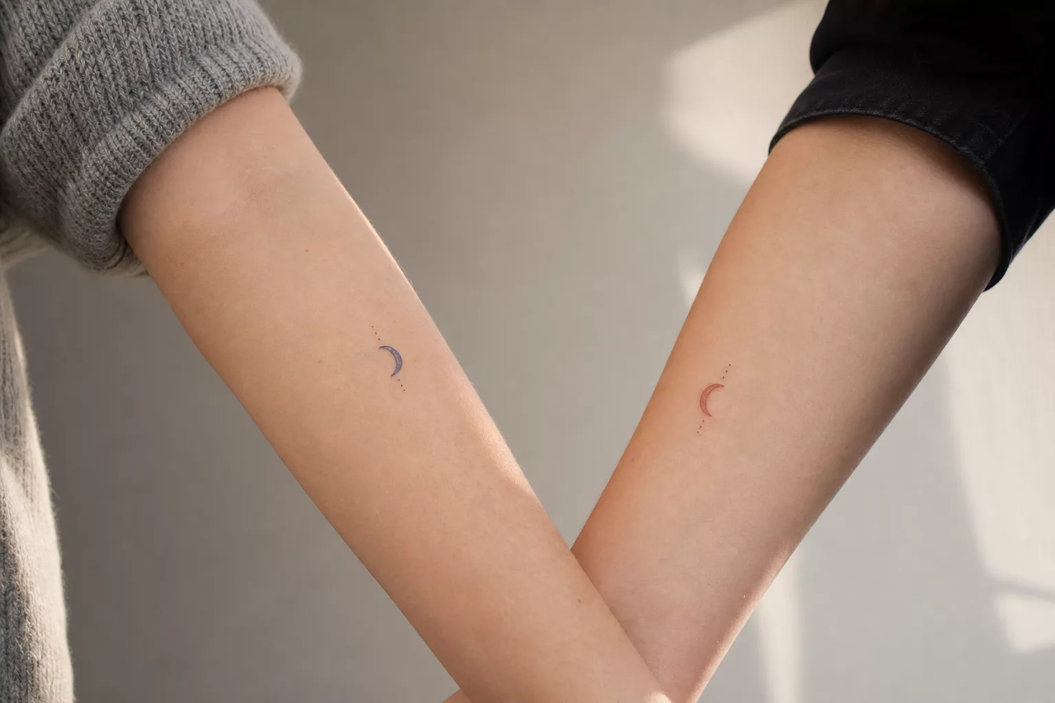 Freundschaftstattoo mit zwei kleinen Halbmonden an Unterarmen