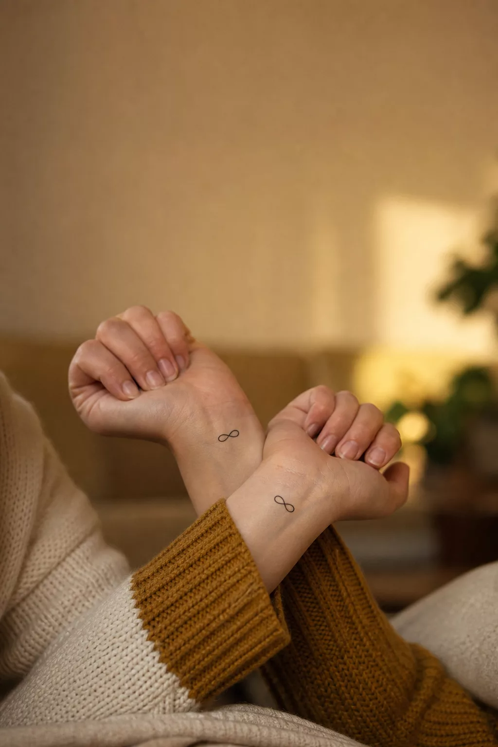 Freundschaftstattoo Unendlichkeitszeichen an zwei Handgelenken