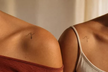 Kleines Wellen-Symbol-Tattoo auf der Schulter als Freundschaftstattoo