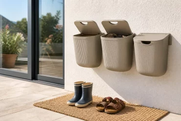 Mehrere Eimer als Schuhschrank an der Terrassentür montiert