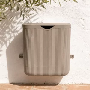 IKEA Gardsbutik Eimer wandmontiert an sonniger Hauswand im Garten