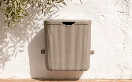 IKEA Gardsbutik Eimer wandmontiert an sonniger Hauswand im Garten