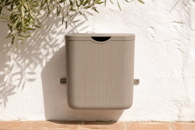 IKEA Gardsbutik Eimer wandmontiert an sonniger Hauswand im Garten